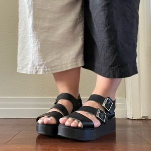 Bryr Clogs: Jesse Platform in black. Size eu 39 which fits a true 8.5-9.